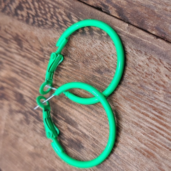 E945 lime green retro pop earrings hoops - Picture 2 of 2
